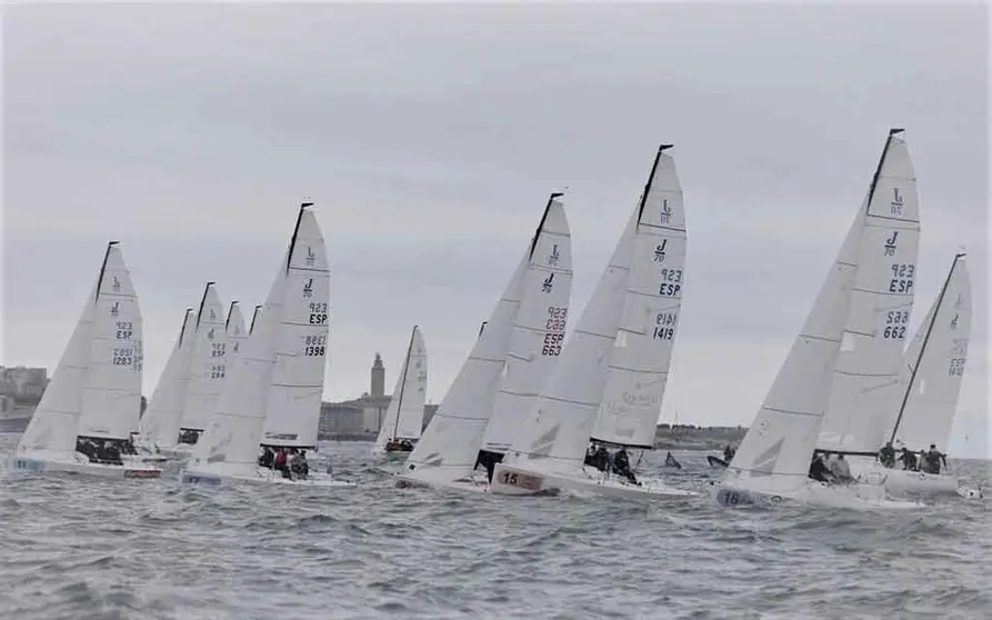 La primera salida de la jornada inaugural, con la Torre de Hercules de testigo de excepción.