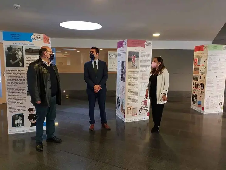 El delegado territorial de la Xunta, Luis López, visita la exposición, instalada en la zona de acceso, e invita a todos los pontevedreses a contemplarla para conocer la vida y obra de la escritora y poetisa lucense.