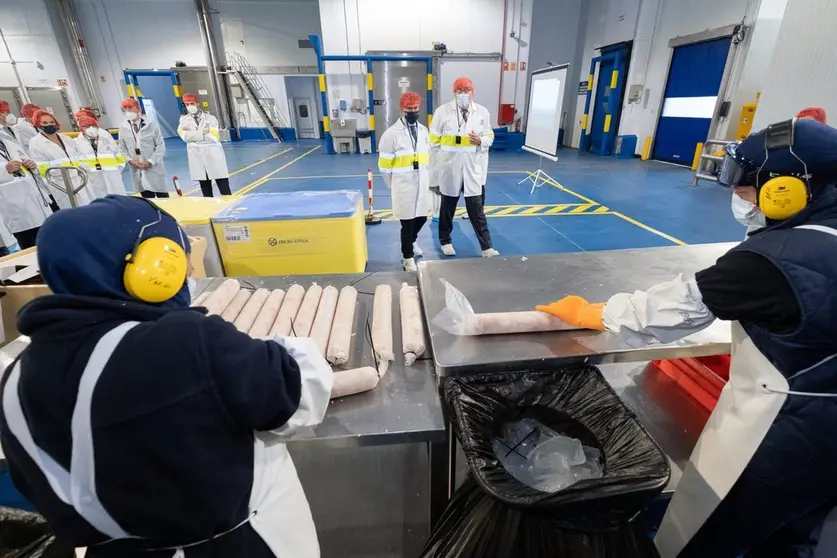 O presidente da Xunta, Alberto Núñez Feijóo, acompañado de la conselleira do Mar, Rosa Quintana, visita las nuevas instalaciones de la empresa Iberconsa Seafood Processing. Bouzas (Vigo), 