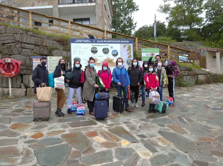 ecena de voluntarios ambientais pasarán a fin de semana en Ons para realizar labores de limpeza, mantemento e información.
