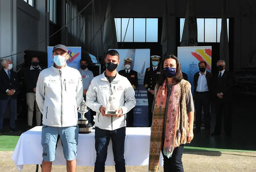 Orión, vencedor también en la Clase 1, recibe su trofeo de la Alcaldesa de Marín, María Ramallo.
