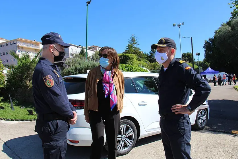 El Comandante Naval del Miño, Juan Díaz (dcha), y Pedro Jorge de la Capitanía de Caminha, recibiendo a la subdelegada del Gobierno, en la Comandancia Naval del Miño. 