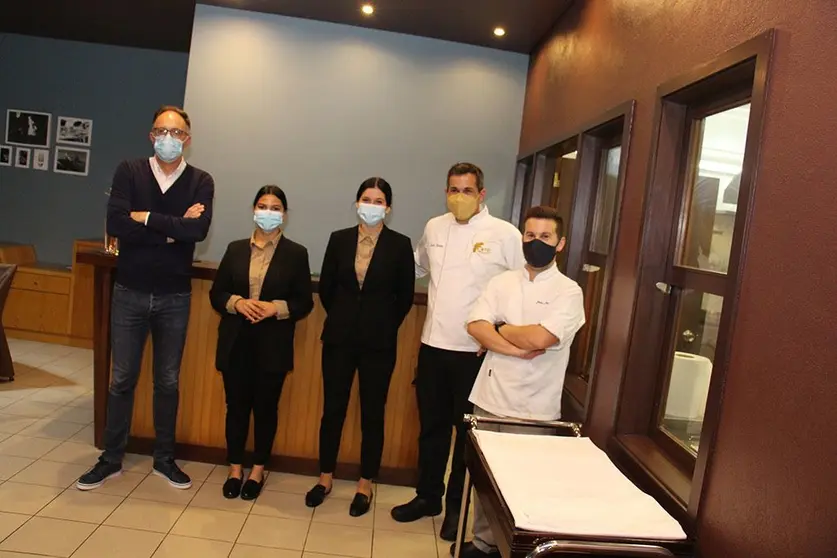 Eusébio Lima, profesor coordinador de Restauración (izq.) y dos profesores y dos alumnas de la EPE. 