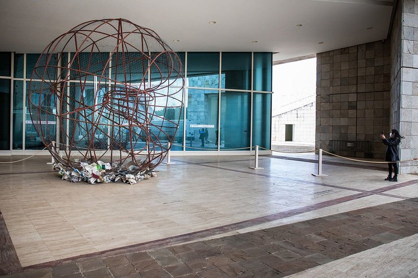 Desinstalación de intalación conocida como la bola de libros, obra de la artista Alicia Martín titulada “Singualaridade” en A Cidade da Cultura.
