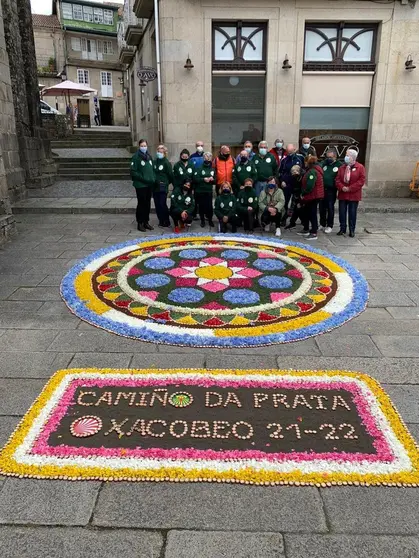 La alcaldesa alaricana, la concejal de Cultura y la parlamentaria Ana Pontón visitaron a los alfombristas. 