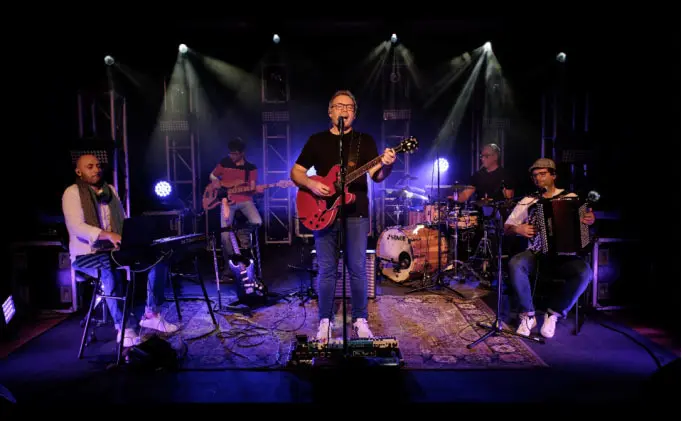 Nas palavras de Miguel Tela "o meu bem-estar emocional depende diretamente da criação
musical, vivo de inquietudes e na busca de algo que me faça sentir vivo", diz-nos Miguel Tela. 