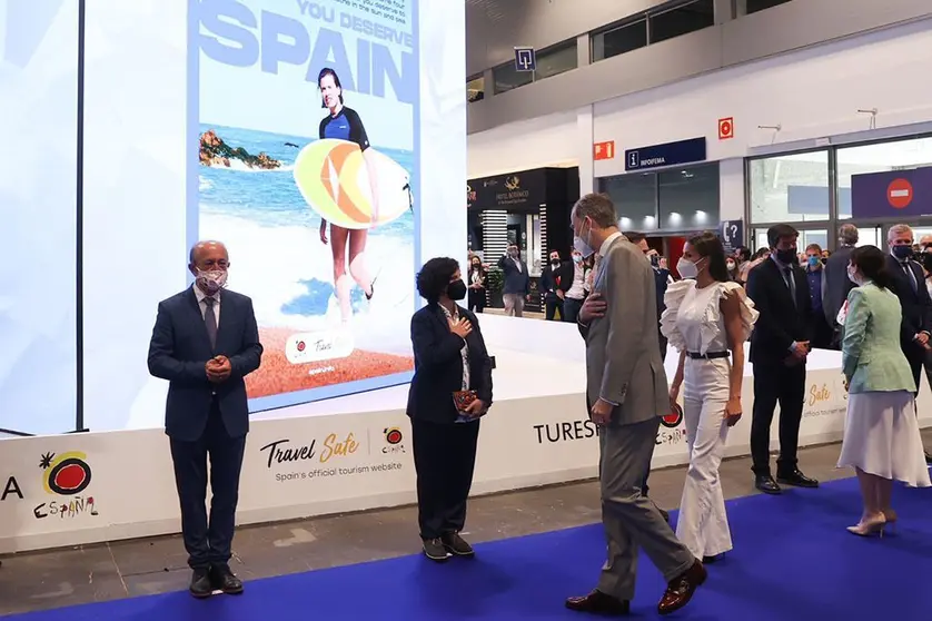 Los Reyes en el expositor de Turespaña de Fitur, reciben el saludo de los consejeros de turismo de todas las Comunidades Autónomas asistentes. © Casa de S.M. el Rey