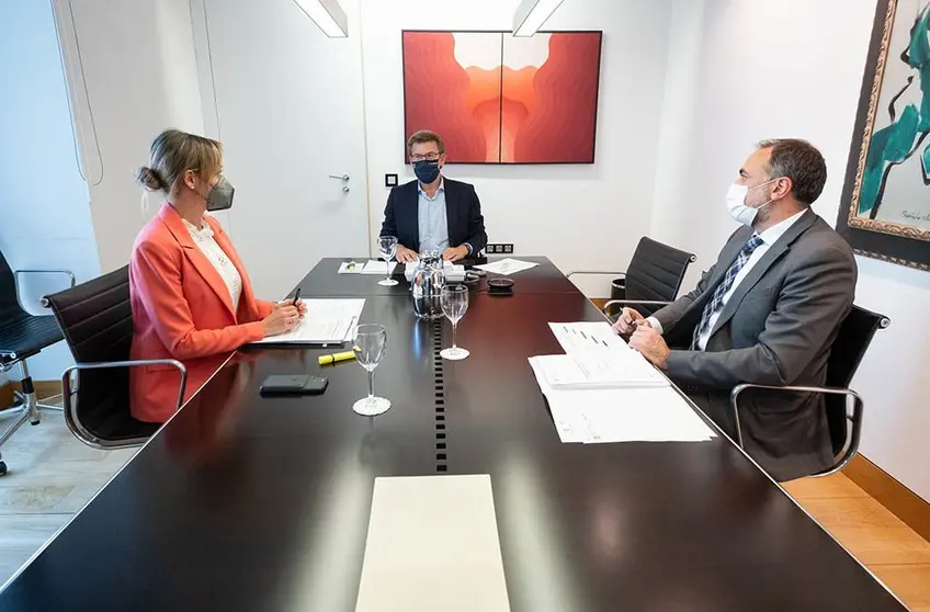 El presidente de la Xunta, el conselleiro de Sanidade y la conselleira de Pol&iacute;tica Social en el Comit&eacute; Cl&iacute;nico.  ARCHIVO. 