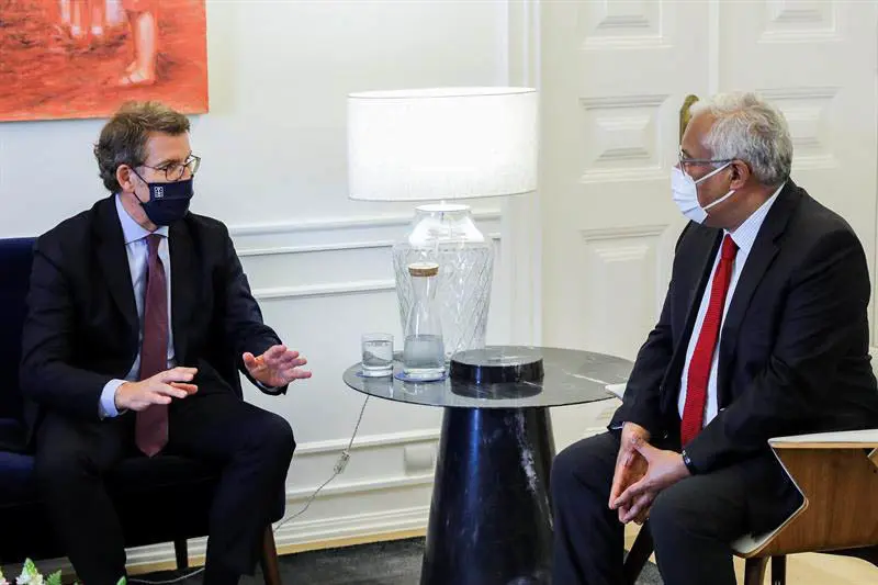 António Costa y el titular de la Xunta abordaron también la situación que atraviesa el turismo y la oportunidad que supone el Xacobeo 21-22, de hecho, 25 de cada 100 peregrinos que llegan a Santiago lo hacen a través de los dos Caminos portugueses.