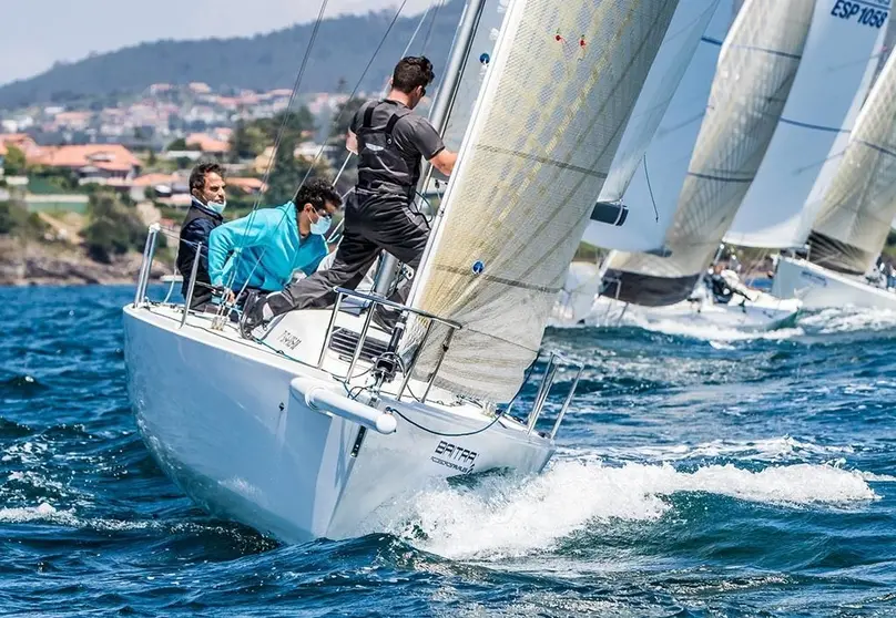 Javier de la Gándara, Diego Fernandez y Jaime Gándara a bordo del Okofen. © ROSANA CALVO. 