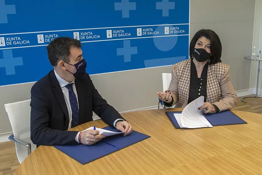 O conselleiro de Cultura, Educación e Universidade, Román Rodríguez, e a presidenta da Federación Galega de Teatro Afeccionado (Fegatea), Mª Consuelo Pampillón Alonso