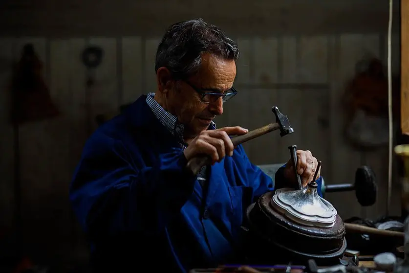 Julio Lado é a cuarta xeración dunha familia numerosa de ourives.