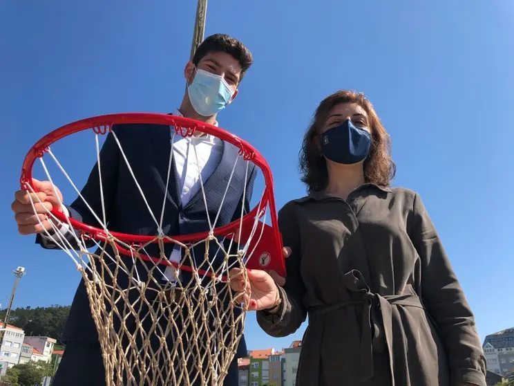 La conselleira de Medio Ambiente, Territorio y Vivienda, Ángeles Vázquez y el jugador gallego de baloncesto, Carlos Martínez.