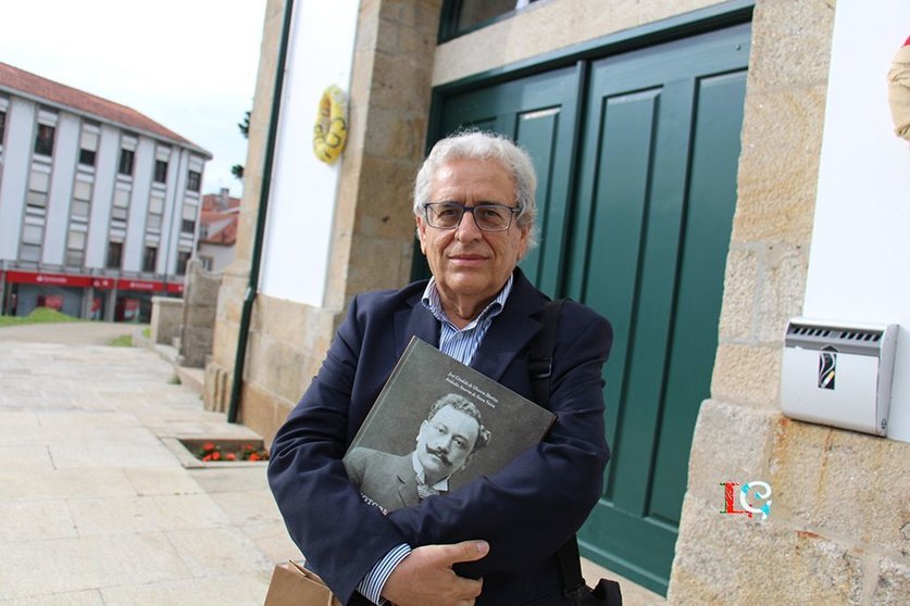El fotógrafo Amandio de Sousa Vieira, tras presentar su libro en el auditorio de la Casa del Concelho. © ROBERTO LEDO.