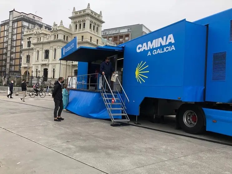 Un camión personalizado con temática xacobea y la oferta turística gallega comenzó en Asturias una gira promocional por doce ciudades que finalizará el día 29 en Braga