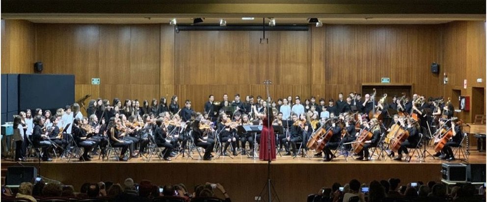 Orquestra de Grao Profesional baixo a dirección de Raquel Carrera Álvarez.