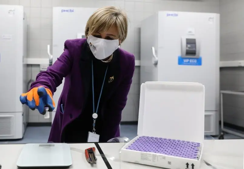 La ministra de Sanidad, Marta Temido, con un frasco de vacuna contra el Covid-19, 26 de diciembre de 2020 (foto: José Coelho / Lusa).