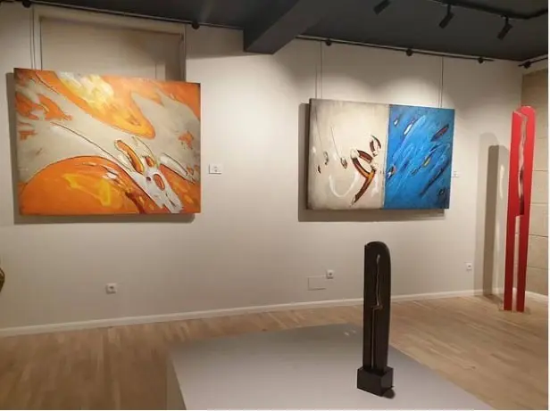 "Antoni Amat y Silverio Rivas, artistas universales con residencias en Mallorca y Galicia, se han encontrado en la ciudad olívica para presentar sus nuevas obras y hacerlas dialogar en armonía". 