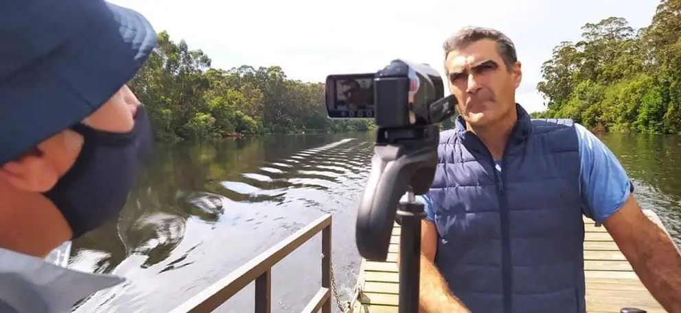 Belmiro Penetra durante la entrevista a bordo del 'Por Deus' navegando por el río Cávado.