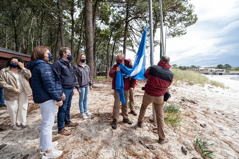 O presidente da Xunta, Alberto Núñez Feijóo, acompañado pola conselleira de Medio Ambiente, Territorio e Vivenda, Ángeles Vázquez, participa no acto de entrega das bandeiras azuis 2021 na praia de Rodas do Parque Nacional Marítimo Terrestre das Illas Atlánticas de Galicia.