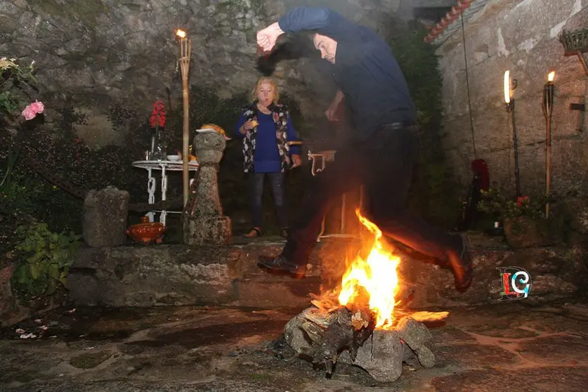 Maximino Fernández Sendín salta la hoguera de san Juan en Casa Museo Etnográfico Pazo La Cruz. 