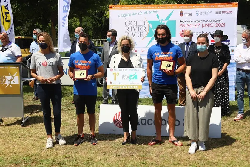 El K2 asturiano vencedor absoluto recogiendo el Trofeo Xacobeo 21-22.