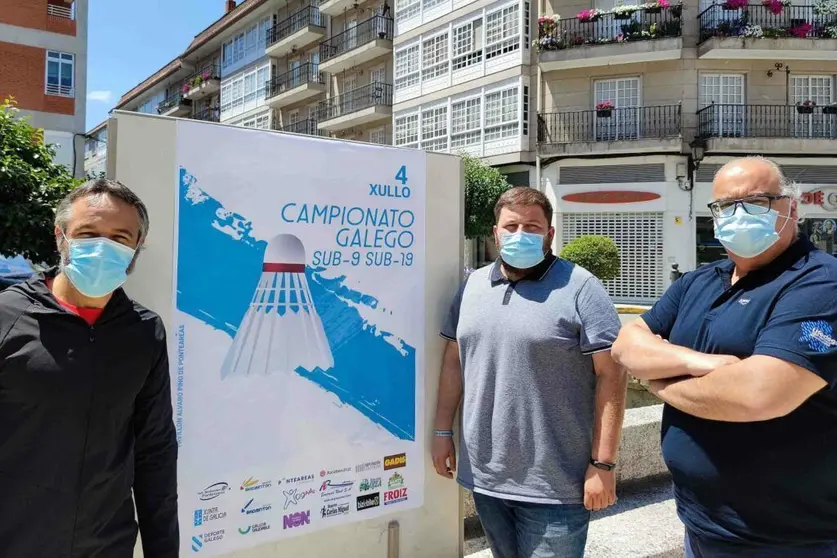 O entrenador Víctor Lemos (esq.) e outros organizadores.