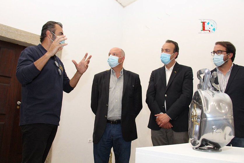 El artista invitado de Art'in Lima, Pedro Marques, explica su obra. 