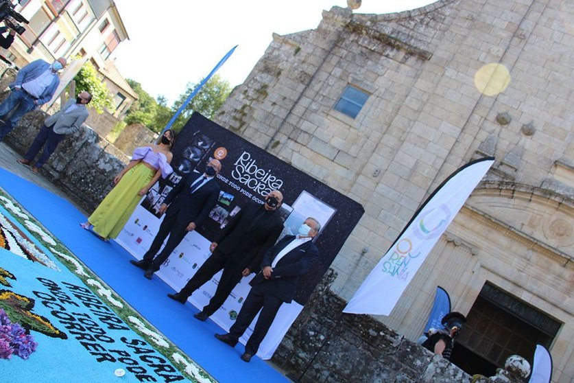 Photocall del evento 'Ribeira Sacra. Onde todo pode ocorrer' de Queiman e Pousa en el monasterio de Santa María de Montederramo. 