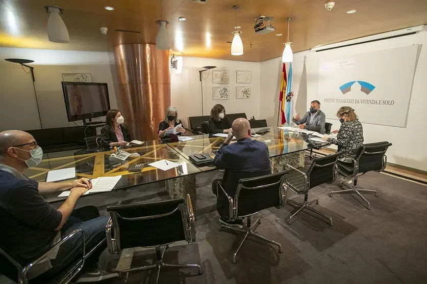 El director do Instituto Galego da Vivenda e Solo (IGVS), Heriberto García Porto, se reúne con representantes de las oficinas de rehabilitación de las ARI.