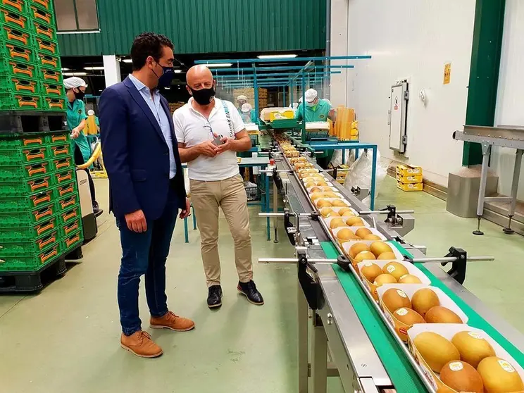 O delegado territorial visita as instalacións da empresa en Ribadumia e mantén un encontro co máximo responsable da firma, Carlos Vila.