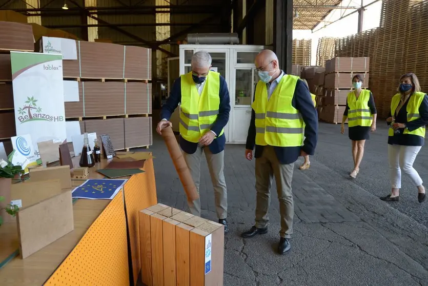 O vicepresidente segundo e conselleiro de Economía, Empresa e Innovación, Francisco Conde, visita a empresa de transformación forestal Betanzos HB.
