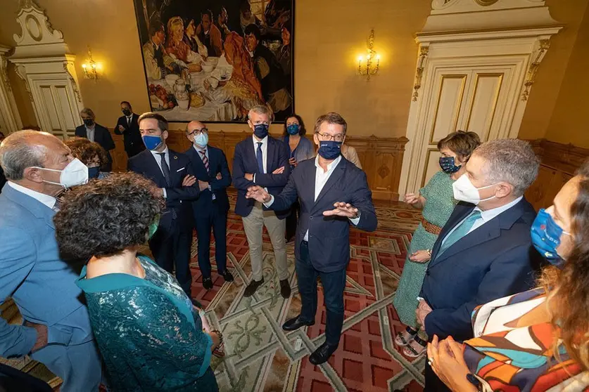 El presidente de la Xunta, Alberto Núñez Feijóo, recibió en el Hostal de los Reis Católicos a los representantes de Asturias, Cantabria, País Vasco, Castilla y León, Andalucía y Cataluña para mantener un encuentro en el que sentar las bases de las acciones coordinadas que se pueden poner en marcha en el marco del doble Año Santo.
