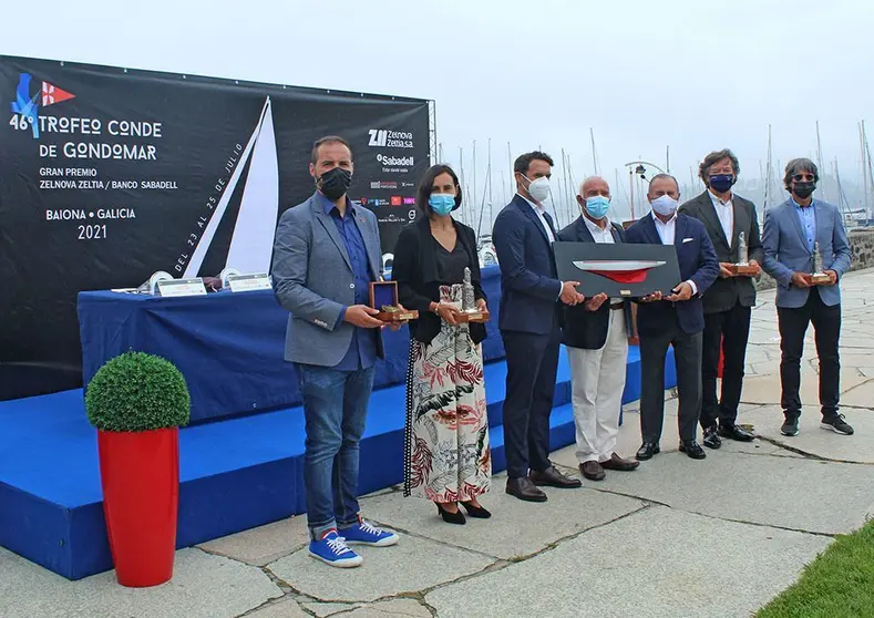 Autoridades con algunos de los trofeos que se entregarán en el Conde de Gondomar. LETICIA ACERO. 