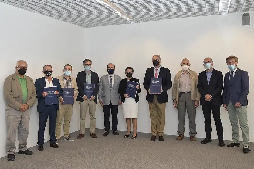 O secretario Xeral de Cultura, Anxo M. Lorenzo, participou hoxe na Coruña no acto de presentación do novo volume da Biblioteca Filolóxica Galega, integrada por traballos do Instituto da Lingua Galega e publicada pola Fundación Barrié e a Universidade de Santiago de Compostela co apoio da Xunta.
