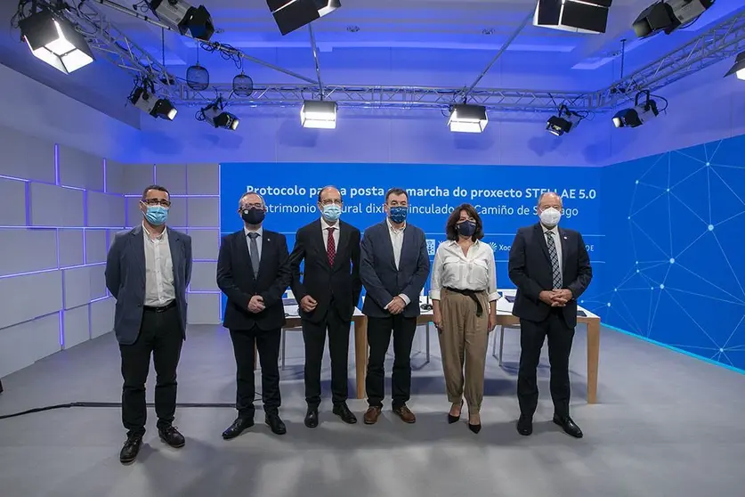 O conselleiro de Cultura, Educación e Universidade e a directora da Amtega asinan un protocolo co reitor da Universidade do Minho e presidente da Rede Crusoe, Rui Vieira de Castro, para o proxecto ‘Stellae 5.0’.