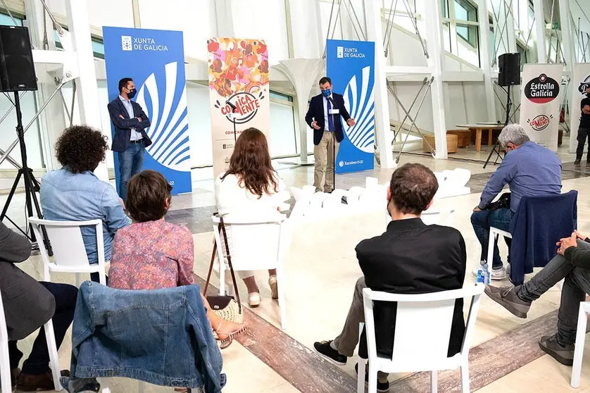 El conselleiro de Cultura, Educación y Universidad, Román Rodríguez, presentó hoy el nuevo programa, liderazgo por los humoristas y *monologuistas gallegos Carlos Blanco, Luis Piedrahita, Xosé A. Touriñán y Lucía Veiga.