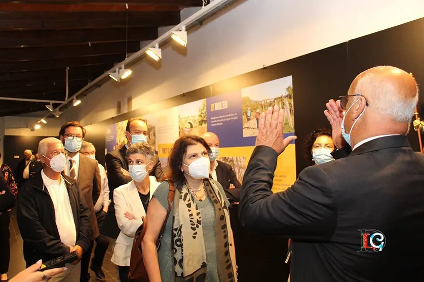 La secretaria de Estado Adjunta del Patrimonio Cultural y la directora regional de Cultura del Norte siguen las explicaciones del profesor Bruchado Almeida en la inauguración de la exposición sobre o Camiño Portugués de Santiago, o Museu dos Terceiros, en Ponte de Lima. 