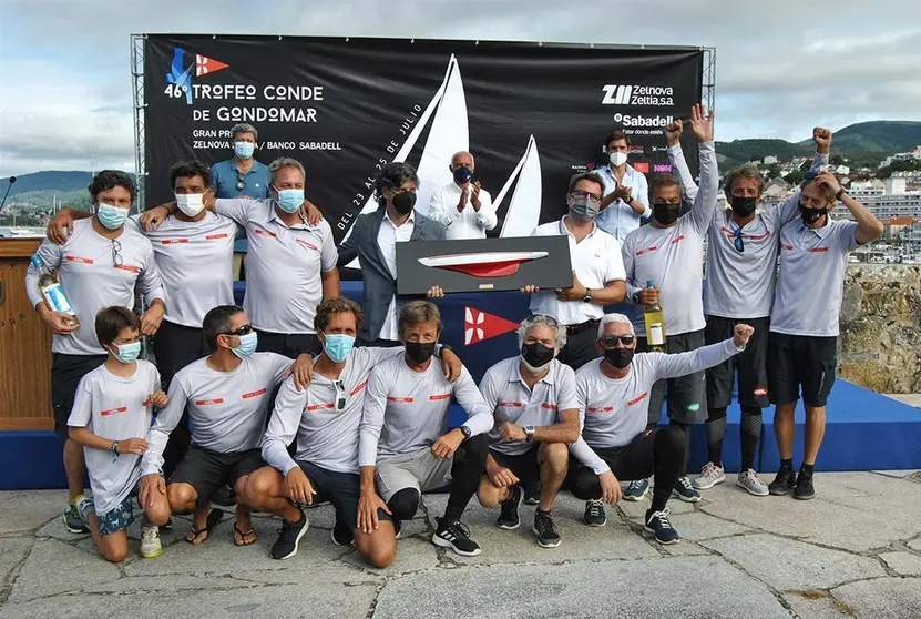 El Aceites Abril recogiendo el premio de su quinto Conde de Gondomar. CLARA GIRALDO. 