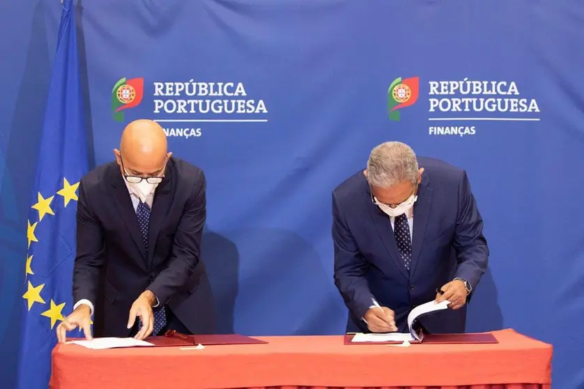 Ministros de Estado y Finanzas, Jo&atilde;o Le&atilde;o, y Planificaci&oacute;n, Nelson de Souza, en la firma de los convenios de financiaci&oacute;n del Plan de Recuperaci&oacute;n y Resiliencia, Lisboa.