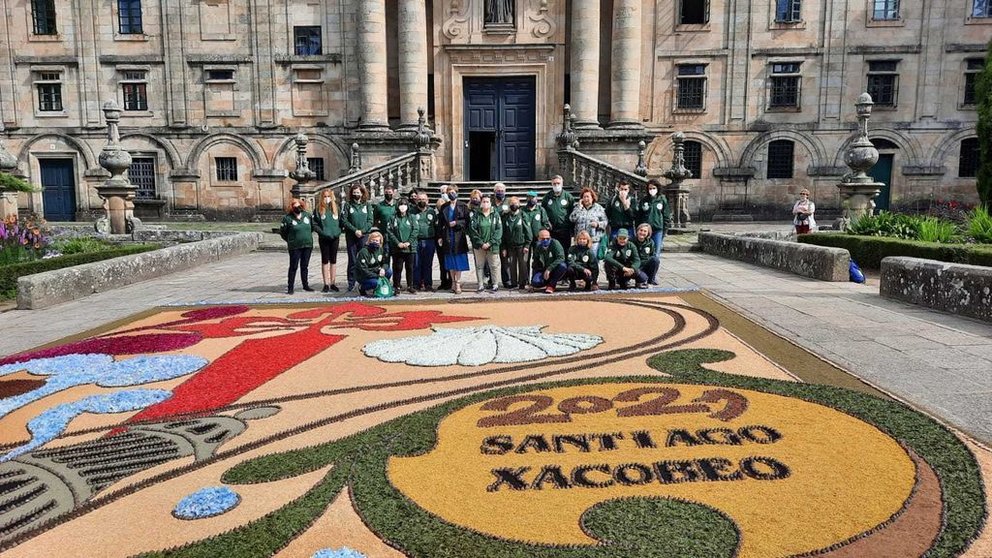 La Alfombra Mudial del Xacobeo elaborada en la plaza de la Inmaculada de Santiago de Compostela por alfombristas ponteareanos. 