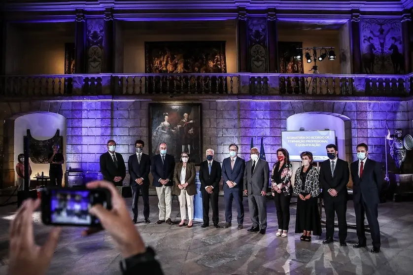 Primer Ministro, Ant&oacute;nio Costa, y miembros del Gobierno tras la firma del convenio con los interlocutores sociales sobre Formaci&oacute;n y Cualificaci&oacute;n Profesional. MARIO CRUZ/LUSA