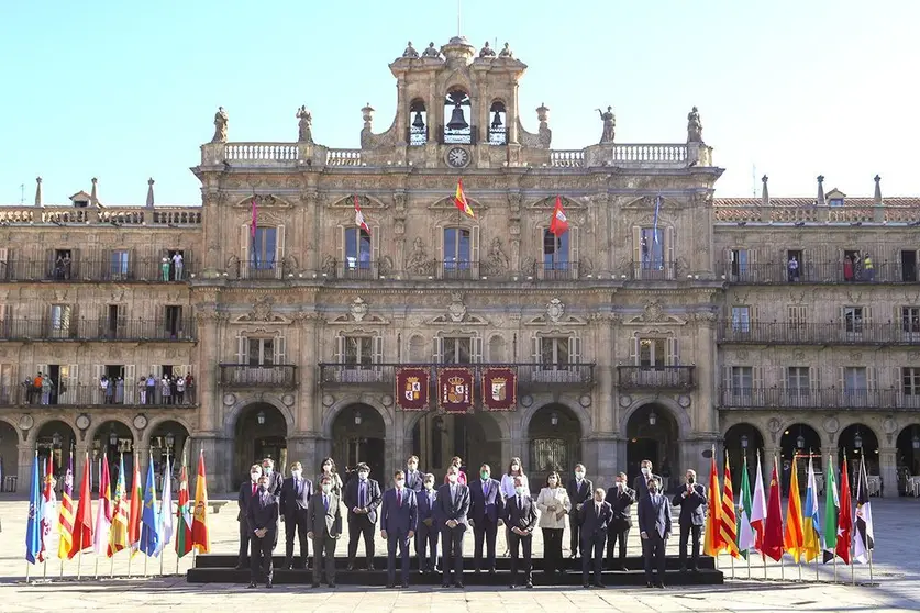 El rey Felipe junto con el presidente del Gobierno, Pedro S&aacute;nchez posan para la foto de familia de la XXIV Conferencia de Presidentes, el m&aacute;ximo &oacute;rgano pol&iacute;tico de coordinaci&oacute;n multilateral, que se celebra este viernes en el Convento de San Esteban, en Salamanca. EFE /JUANJO MARTIN