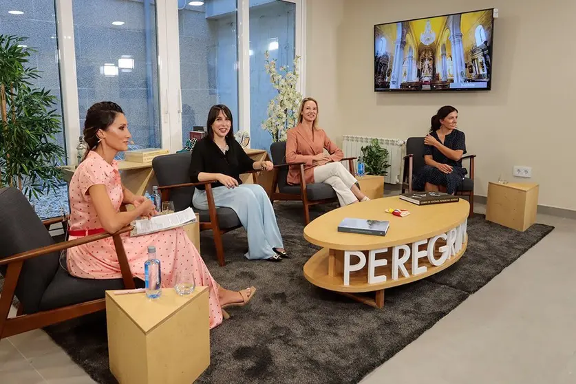 La conselleira de Empleo e Igualdad, María Jesús Lorenzana, participó hoy en la ciudad olívica, junto con la directora de Turismo de Galicia, Nava Castro, y la delegada territorial de la Xunta, Marta Fernández-Tapias, en el V Encuentro Xacobeo Peregrinas.