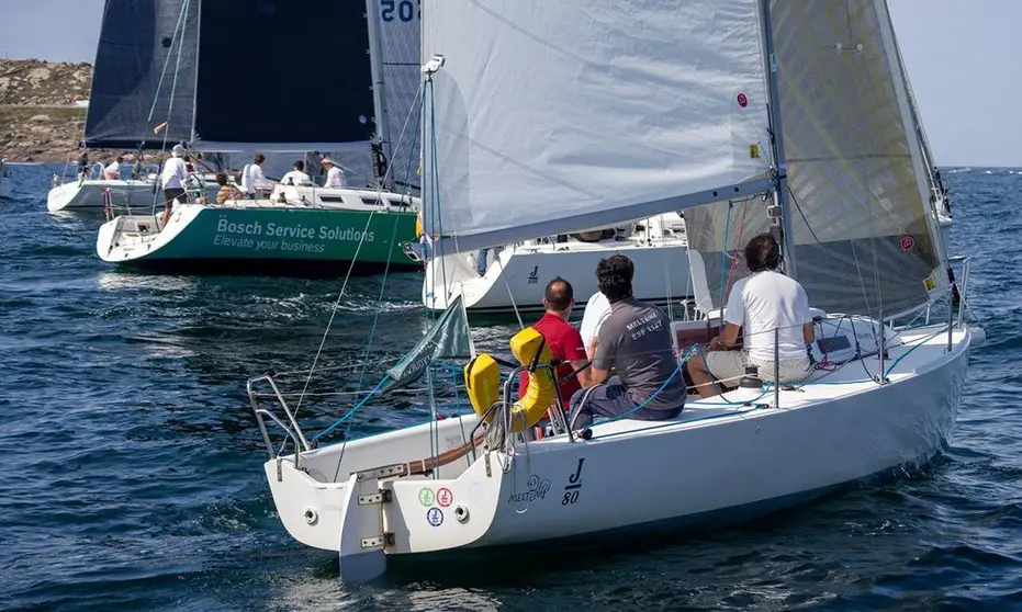 La flota deja atrás la magia de Muxía. MARÍA DEVESA.
