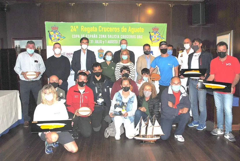 Autoridades y premiados.