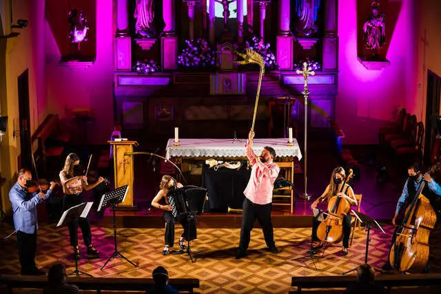 Abraham Cupeiro recupera e (re)constrúe diversos instrumentos, mesturando os sons con formacións modernas. 
