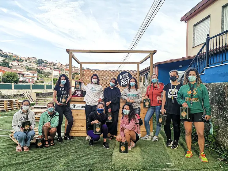 15 participantes se dieron cita este sábado en la playa de Cesantes para la primera Master Class exclusiva para mujeres, que estuvo impartida por la instructora francesa Helene Lambrey y contó con patrocinio de Aceites Abril. 