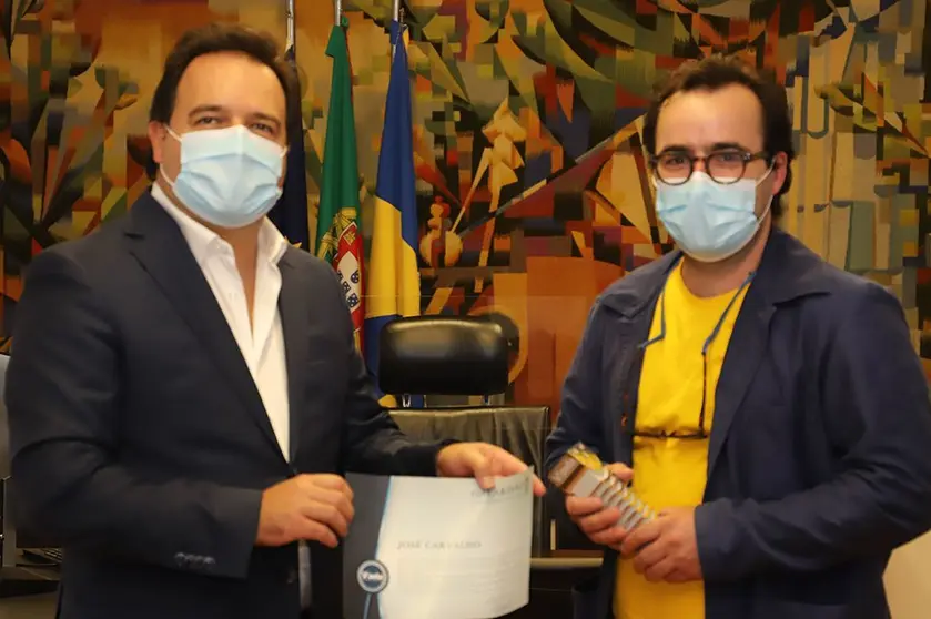 O presidente da Câmara entregou o galardão de mérito ao ceramista José Carvalho.