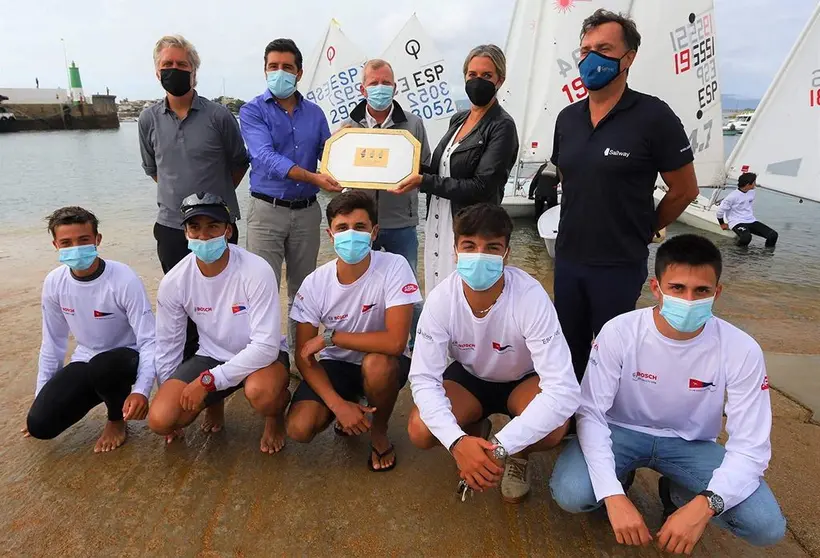 El Bosch Service Solutions recibiendo el trofeo de vencedor de Mar de Maeloc 2020. PEDRO SEOANE. 